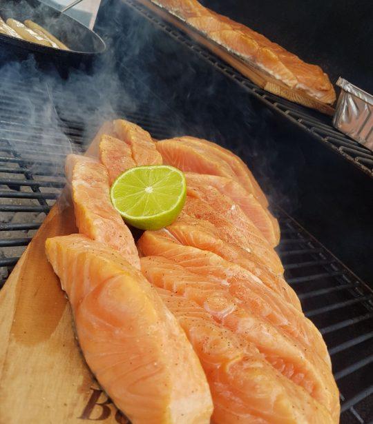 Zalmfilet op rookplankje