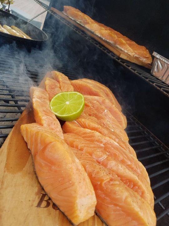 Zalmfilet op rookplankje